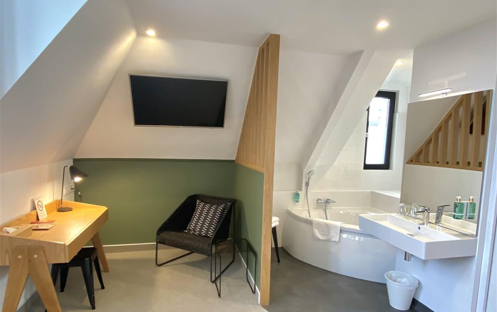 Bathroom with corner bath, superior room